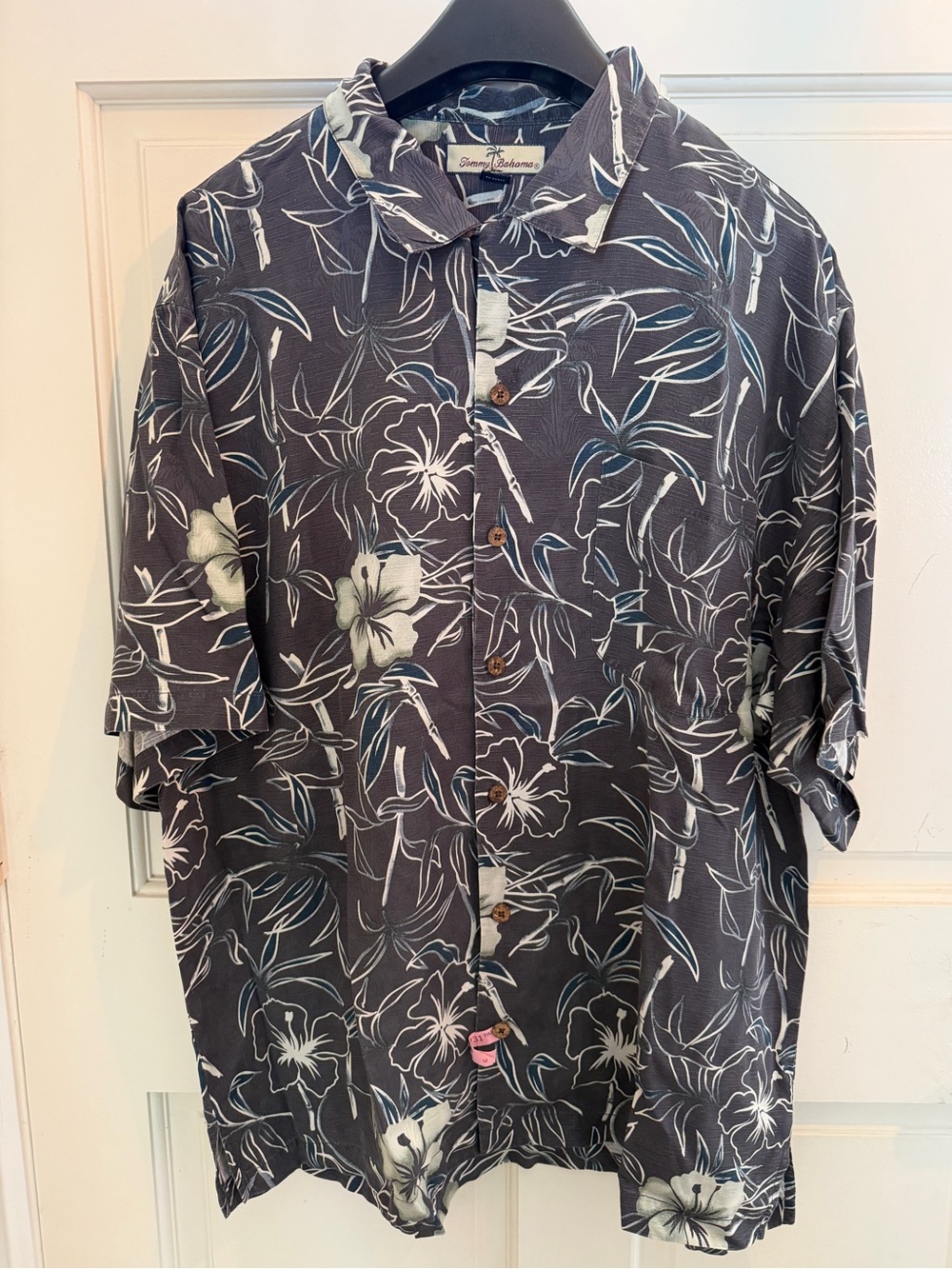 Men’s XL Tommy Bahama Button Down shirt Short sleeve aloha Hawaiian flower shirt